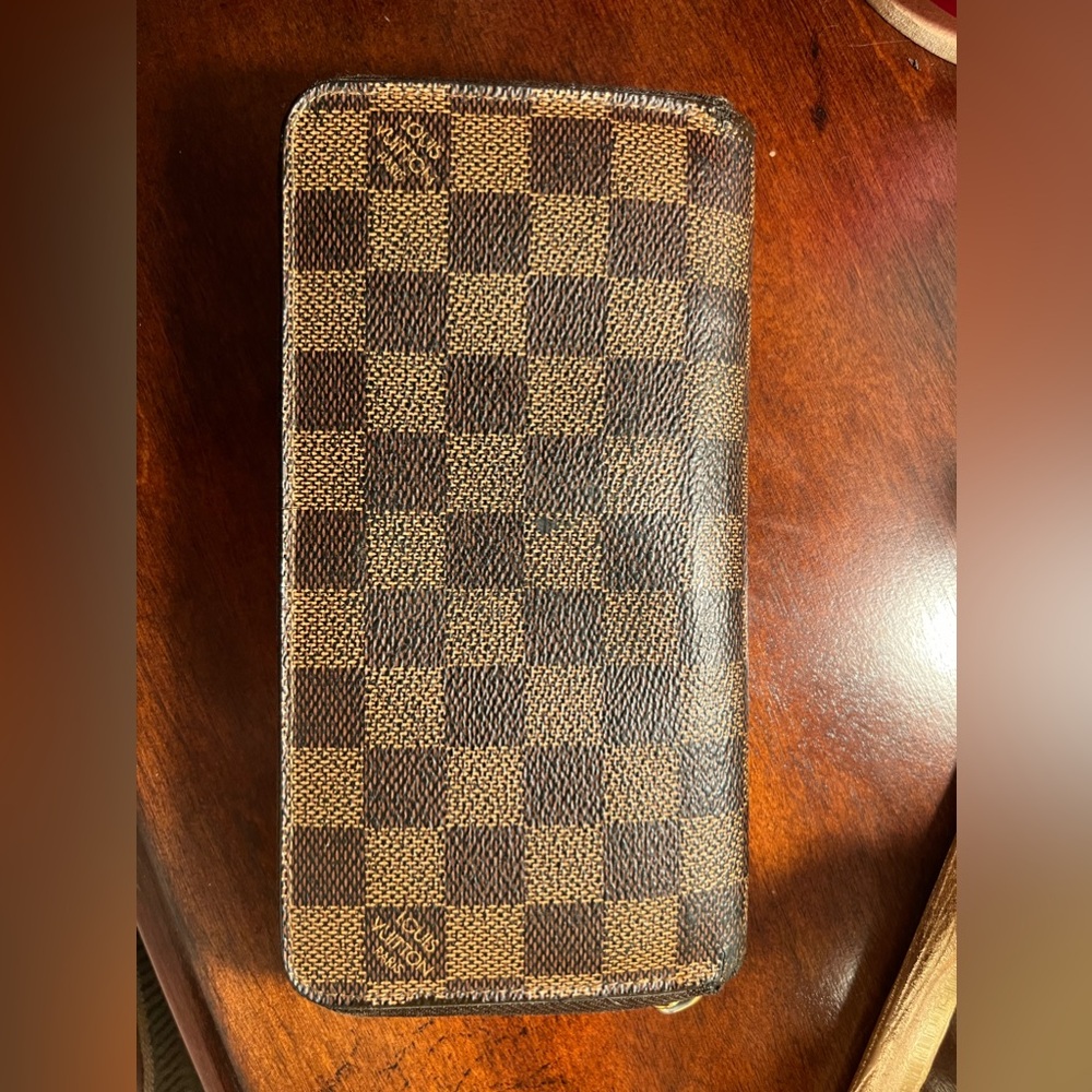 Louis Vuitton zippy wallet